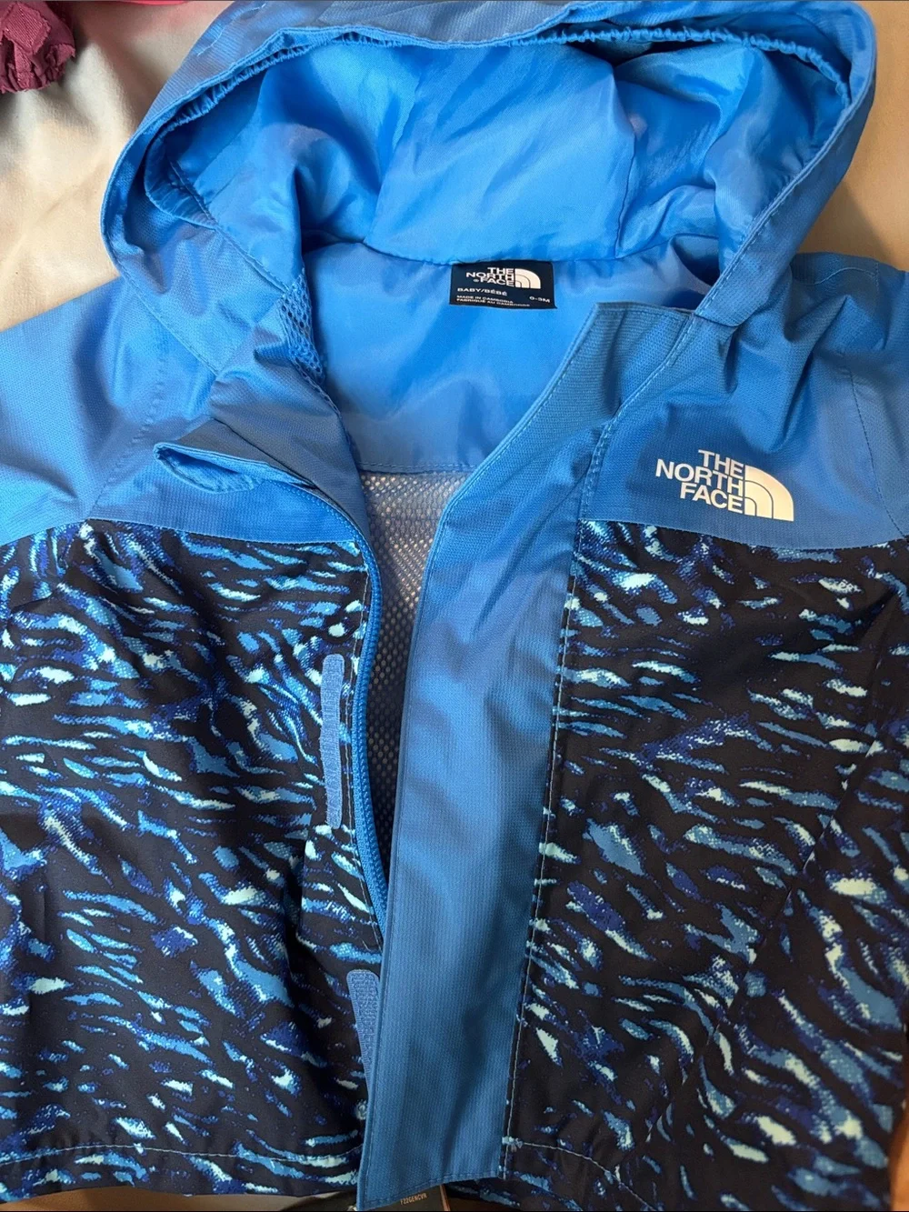 Baby  .  0-3months The North Face  rain jacket